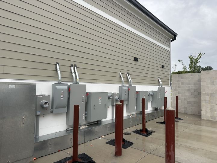 Exterior commercial electrical distribution lineup