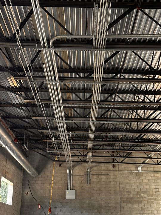 Organized overhead conduit installation in a commercial building
